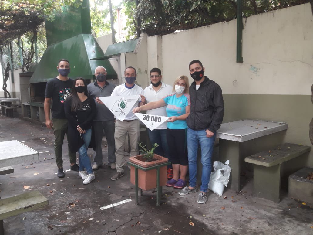 RedClubesRos's tweet photo. Compartimos imágenes de algunas instituciones que estuvieron plantando árboles en el marco de la convocatoria Nacional donde se está llevando a cabo la plantación de 30.000 ejemplares. 
#LosClubesTienenMemoria
#PlantamosMemoria
#45AñosDelGolpeGenocida
#Son30Mil https://t.co/RBfz6NqAsR