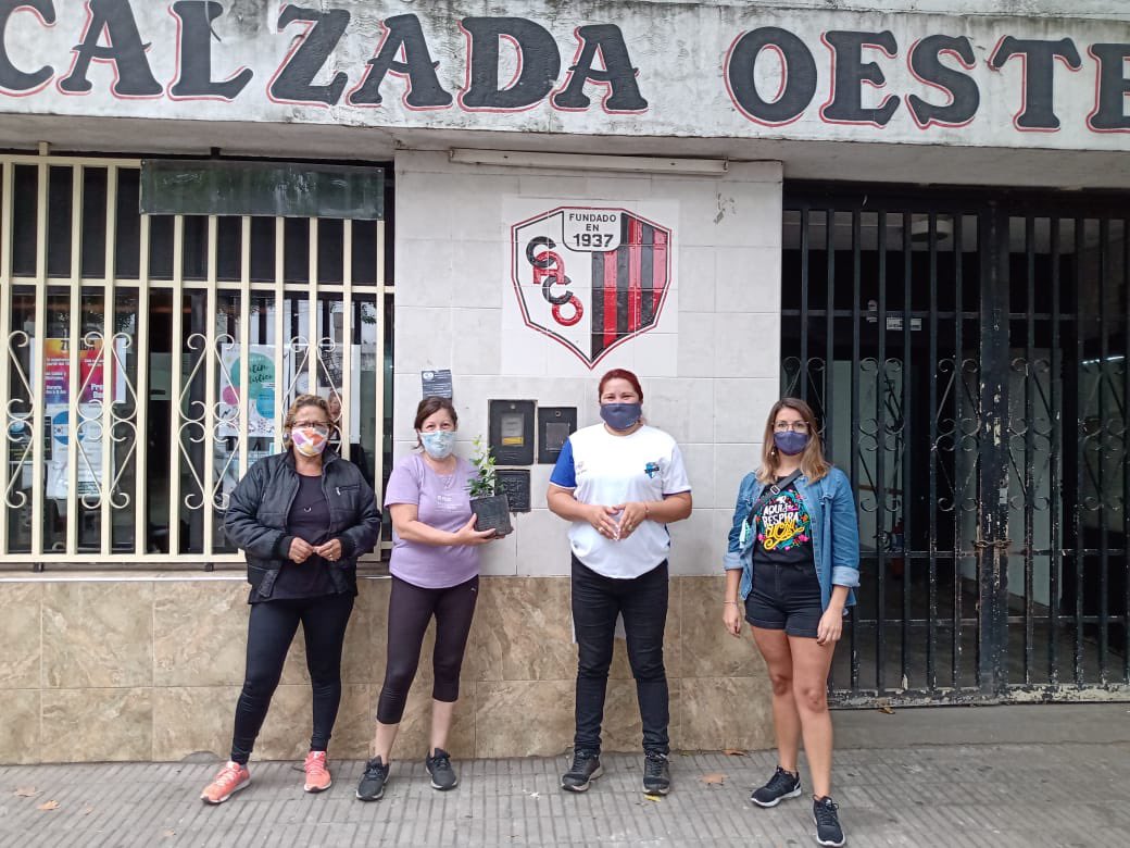 RedClubesRos's tweet photo. Compartimos imágenes de algunas instituciones que estuvieron plantando árboles en el marco de la convocatoria Nacional donde se está llevando a cabo la plantación de 30.000 ejemplares. 
#LosClubesTienenMemoria
#PlantamosMemoria
#45AñosDelGolpeGenocida
#Son30Mil https://t.co/RBfz6NqAsR