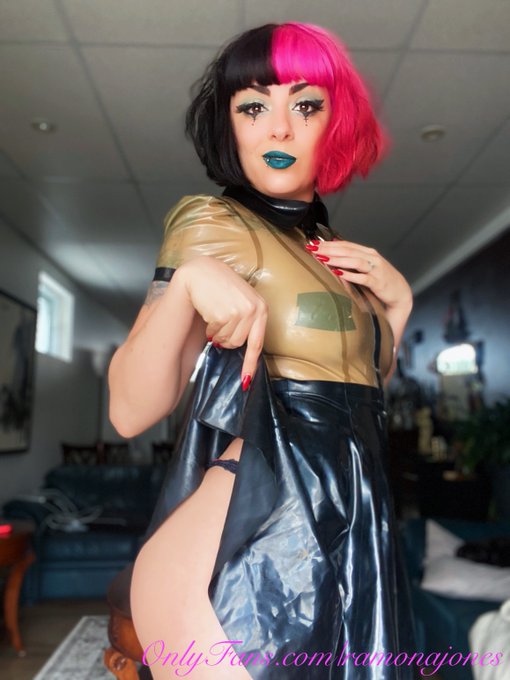 Are you more of an ass or boobs person? 😏 Anyways, doesn't it give off huge Harley Quinn vibes? https://t