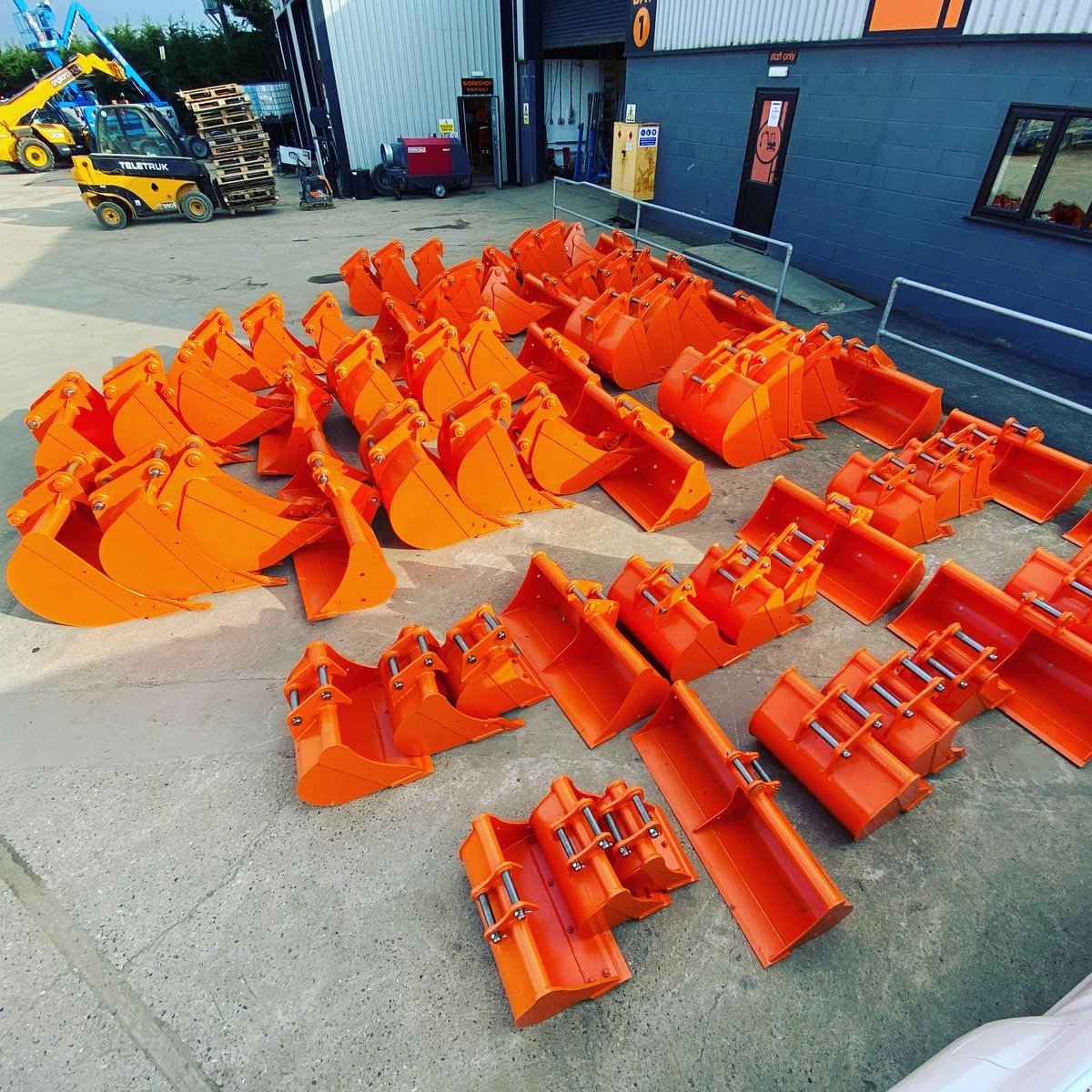 AnglianPlant's tweet photo. As well as plenty of โ๏ธ today we also received lots more ๐ buckets from @harford_att, a @tmktreeshear & a new Bo selector!
#sunshine #sunnyday #sunnymood #buckets #treeshear #selectorgrab #attachments #excavator #planthire #planthireuk #anglianplant https://t.co/zBV5Ln5m8b