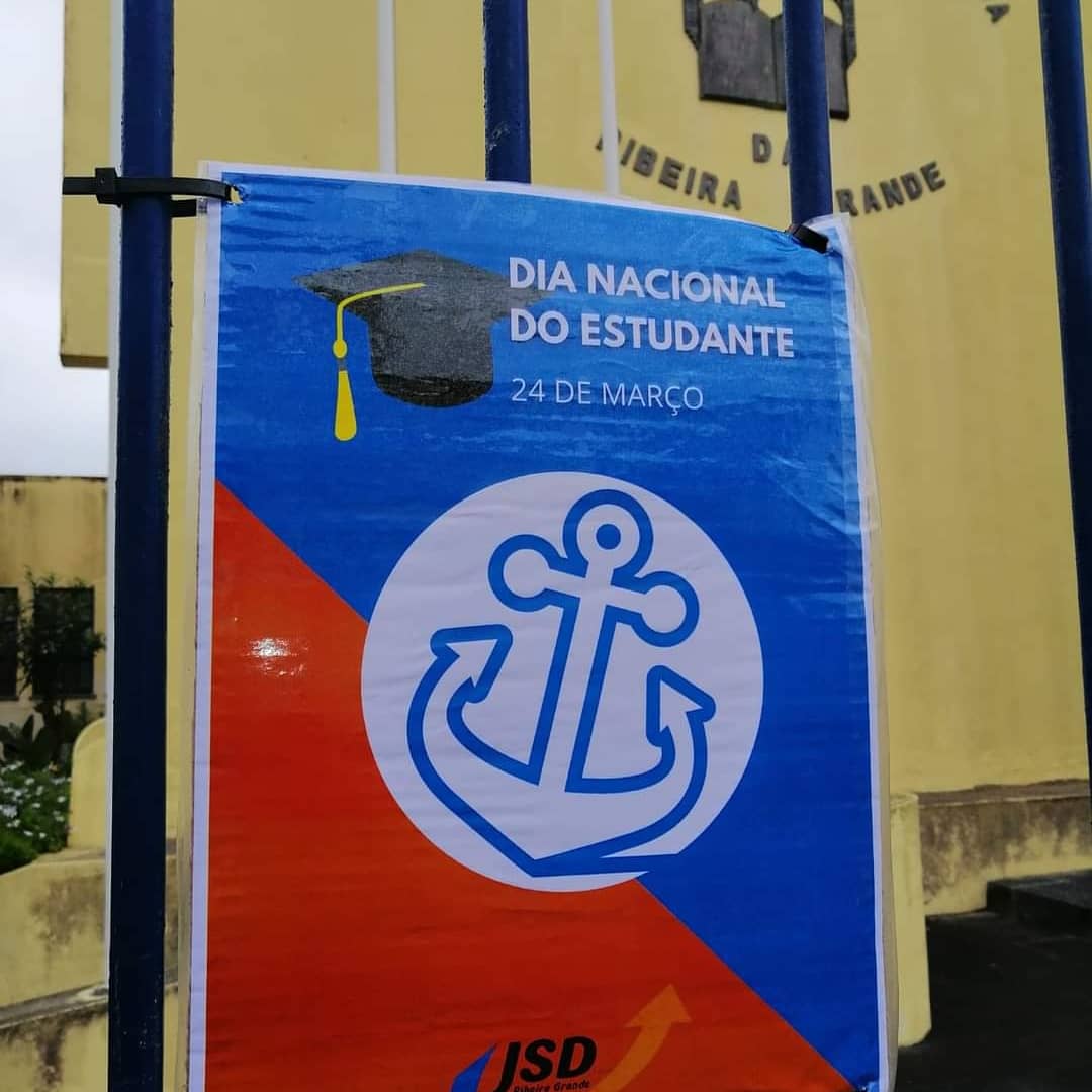jsdrgrande's tweet photo. 𝗛𝗼𝗷𝗲 é 𝗗𝗶𝗮 𝗡𝗮𝗰𝗶𝗼𝗻𝗮𝗹 𝗱𝗼 𝗘𝘀𝘁𝘂𝗱𝗮𝗻𝘁𝗲! 👨‍🎓

A JSD/ Ribeira Grande celebra o presente dia com a colocação de dois cartazes na frente de duas das muitas escolas do nosso concelho. https://t.co/e5F8fRwNND
