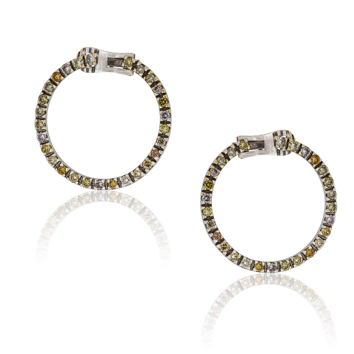 arsenisv's tweet photo. LINK - ML
An elegant natural multicolored Brilliant cut diamond earring set in 18K white gold.
#arsenis #vildiridis #jewelry #diamonds #earrings #finejewelry #whitegold #luxury #JewelryDesigners #GreekDesigners #GreekJewelryDesigners https://t.co/OAWcvtCiwf