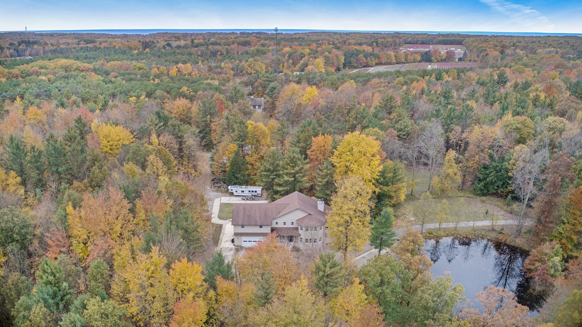 Lakefrontman's tweet photo. AMAZING opportunity to own 6,600 sq ft house w/ 10 acres, private pond, horse corral, and 36' x 64' pole barn! Home features 4 beds/4 baths, multiple fireplaces and 2 kitchens. Close to Lake Mich and Grand Haven high school! $669,000 16550 Rich St., Grand Haven #greenridgerealty https://t.co/MuMnrjvqTt