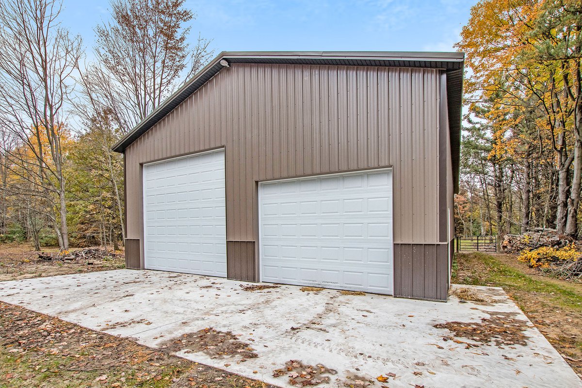 Lakefrontman's tweet photo. AMAZING opportunity to own 6,600 sq ft house w/ 10 acres, private pond, horse corral, and 36' x 64' pole barn! Home features 4 beds/4 baths, multiple fireplaces and 2 kitchens. Close to Lake Mich and Grand Haven high school! $669,000 16550 Rich St., Grand Haven #greenridgerealty https://t.co/MuMnrjvqTt