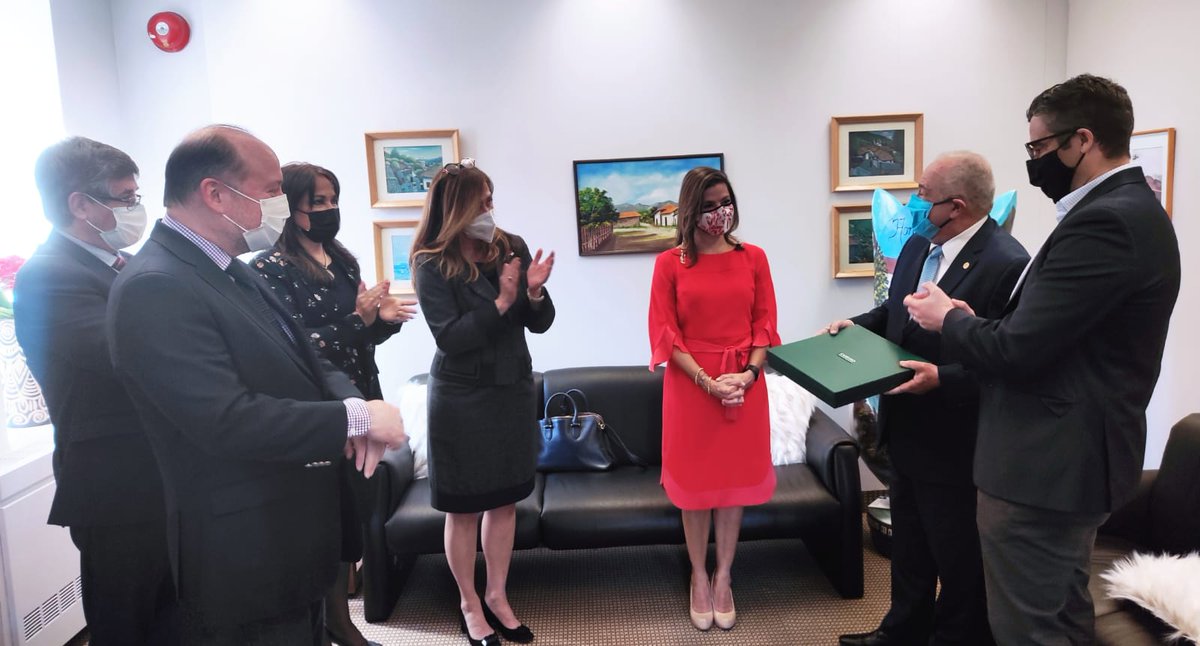 HondurasEmbCana's tweet photo. En nombre del GRULA Canadá, le hicimos entrega de una bandeja a Frantz Liautaud, Embajador de Haiti, al culminar su misión en Ottawa. https://t.co/lFCsEXTdmD