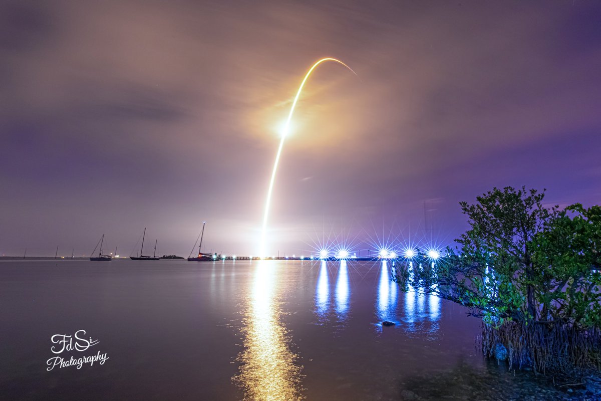 FdsiPhotography's tweet photo. Beautiful starlink liftoff! 
@SpaceX 
@elonmusk 
#rocketlaunch 
#rocket 
#spacexlaunch 
#falcon9 
#spacexfalcon9 
#nightscapephotography 
#bestofthesunshinestate 
 #spacexclub 
@spacexpage 
#starlinksatellite 
#lc40 
#nasa
#kennedyspacecenter https://t.co/OffaOsgjYn