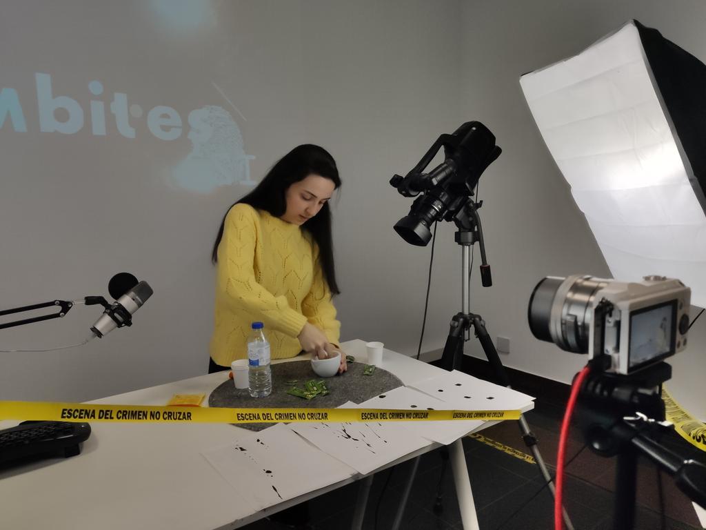 david_ciencia's tweet photo. Ahora mismo @ollero_iria  en streaming a través de twitch fabricando sangre falsa en nuestro curso CSI!! https://t.co/6xMu8mGeJF #CSI #steambites https://t.co/785QZ7H4xe