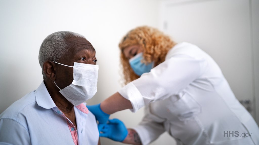 HHSGov's tweet photo. All #COVID19 vaccines currently available in the U.S. are safe and effective at preventing COVID-19. To learn more about how @CDCgov measures vaccine effectiveness, visit https://t.co/a3xAKFTuVc. https://t.co/KPGq8HS6zR