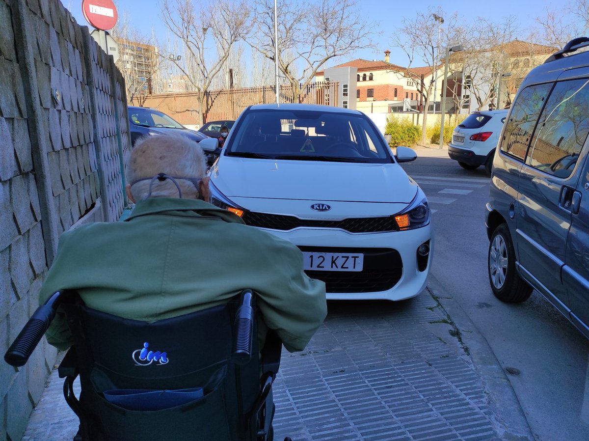 MercRibalta's tweet photo. @ajigualada una cosa és fer la "vista gorda" a les 5 quan els nens surten de l'escola i els pares aparquen malament, i l'altre de és permetre segons què. https://t.co/Ku6KV4xyr2