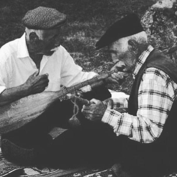 Kul Himmet üstadım ummana dalam
Gidenler gelmedi bir haber alam
Abdal oldum şal giyindim bir zaman
Bir dost bulamadım gün akşam oldu