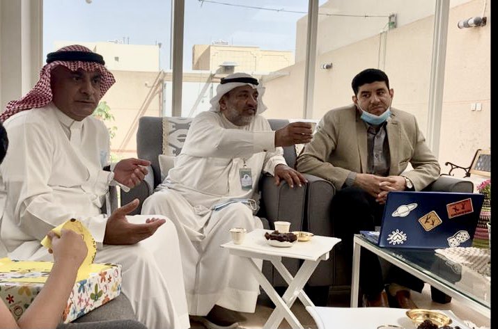 Onaizahorgsa's tweet photo. تحت شعار "الوفاء لأهل العطاء"..
بادر مركز التميمي للتوحد بتكريم الأم المثالية، والدة الثلاثة أبناء من أبناء المركز، جاء ذلك أثناء قيام إدارة المركز بزيارة لها بمنزلها وتقديم هدية خاصة لها تقديرًا لدورها مع المركز بالمتابعة والرعاية ومنح أبنائها كل وقتها بمناسبة #يوم_الام_العالمي https://t.co/qr9Kb7Hrof