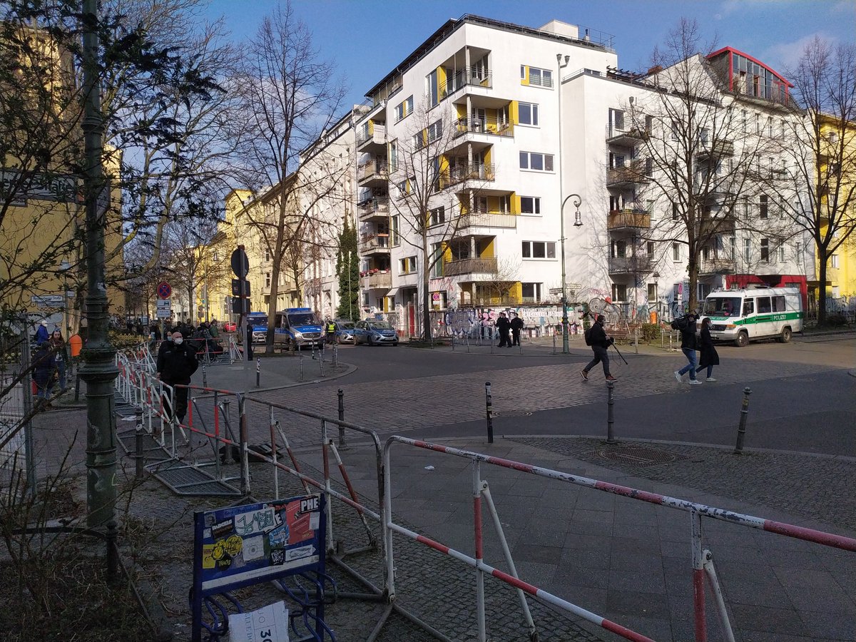 rbf_xberg's tweet photo. Unser Kiez ist besetzt, Reichenberger und Lausitzer eingegittert, die Versammlungsfreiheit eingeschränkt. Das alles für den Profit von Goran Nenadic und seiner Zelos Properties GmbH.
Morgen ab 6 Uhr dezentrale Aktionen gegen die #Räumung der #MeutereiBleibt .
#b2403 #Meuterei https://t.co/A3TiimindL