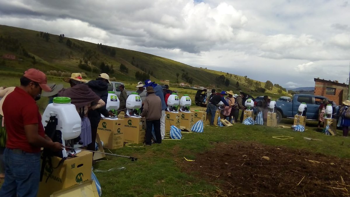 EmpoderarBo's tweet photo. Con el fin de mejorar la producción de papa, el #PARII benefició a 22 familias de la comunidad de Cañada Grande, del municipio de Vacas, con la entrega de moto fumigadoras, equipos de protección y tanques de agua. https://t.co/SebxnbbMnf