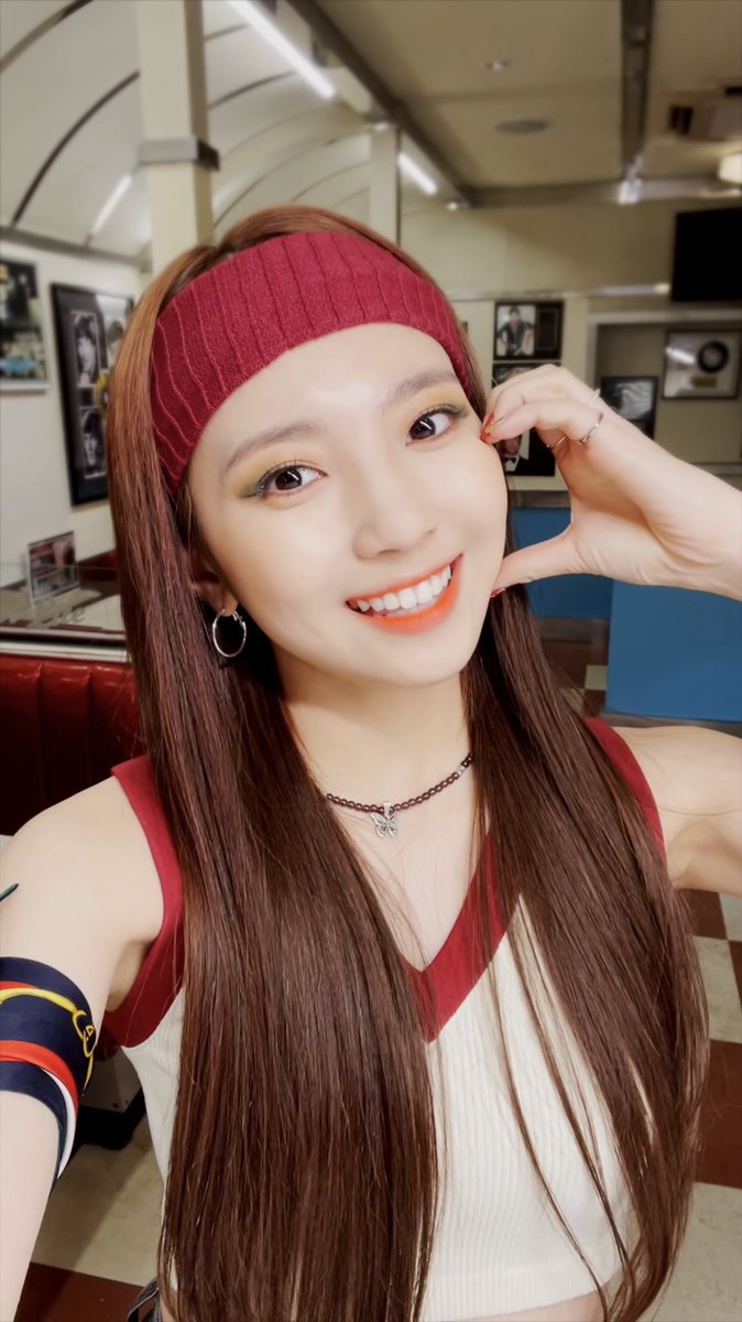 Niziu Eng Hanaetty やんちゃなお姉様スタイルも自分のものにするマユカはやっぱりカメレオン ヘアバンドすごく似合ってる