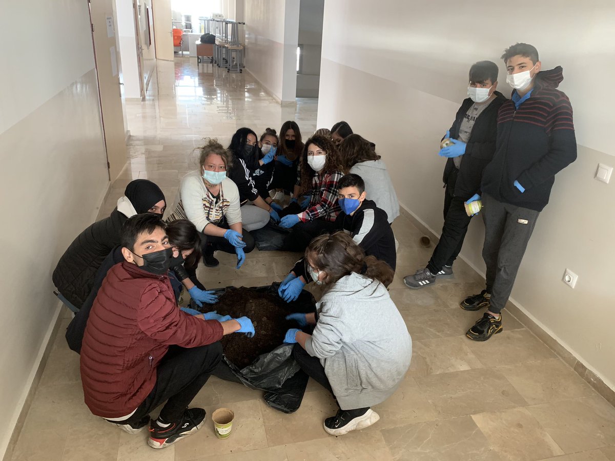 AliagaMTAL's tweet photo. Tohumlar fidana, 
Fidanlar ağaca,
Ağaçlar ormana,
Dönmeli yurdumda...

Orman Genel Müdürlüğü tarafından okulumuza gönderilen tohumları öğrencilerimizle birlikte ektik.

💚 🌱🌳
#OrmanHaftası #çarşamba https://t.co/usF3tcIFrE