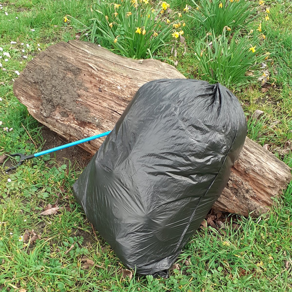 nedleyshat's tweet photo. Happy birthday, @DominiqueP_C. I got you this bag of rubbish I collected today from my local stretch of riverside. Hope you like unidentifiable scraps of plastic! #BinsOutForDom #STWEnvironment https://t.co/LzpT2dIfgC
