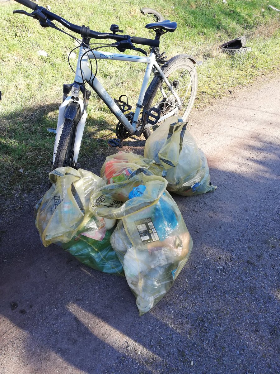 Herr_Steiner_M's tweet photo. Aktion saubere Landschaft. Vorher/ nachher. Alles konnten wir nicht einsammeln #Pfalz #palatinate #Rlperleben #Steinweiler https://t.co/vZwWXHO5AY