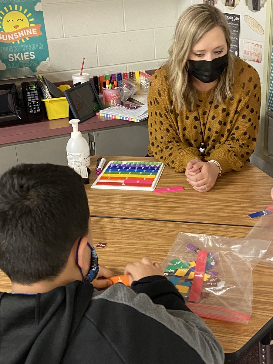 GreenKammi's tweet photo. Shelly at Ward ES is doing a fabulous job of using pre-assessments, leveled rubrics & aligned resources to differentiate for students. Students knew their level and end goal! @MandiJoiner @robynscott_e2L @abilene_isd @abileneisdsupt @engage_learning #CatalystClassrooms https://t.co/SrrbcPqVvt