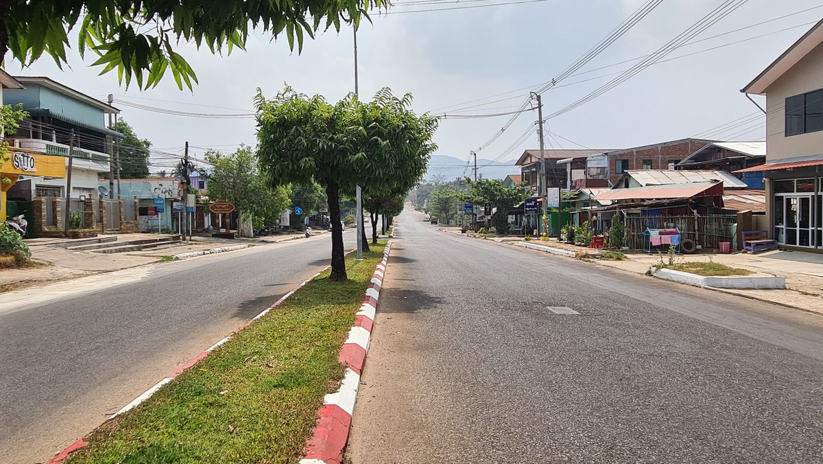 LwinMyintHan2's tweet photo. SilentStrike: Young leaders have launched the silent strike today for the whole country. All major shopping malls closed including city mart. Pic - mawlamyine https://t.co/C2M6SaPqim