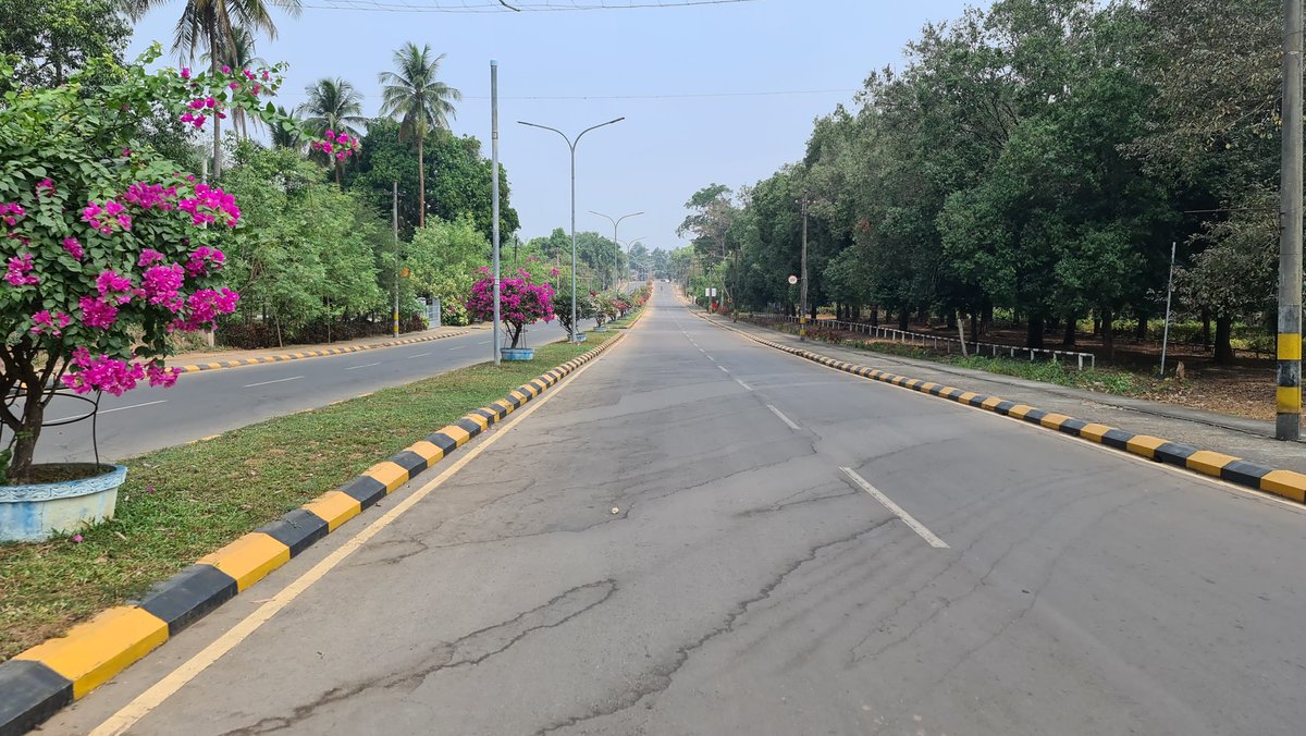 LwinMyintHan2's tweet photo. SilentStrike: Young leaders have launched the silent strike today for the whole country. All major shopping malls closed including city mart. Pic - mawlamyine https://t.co/C2M6SaPqim