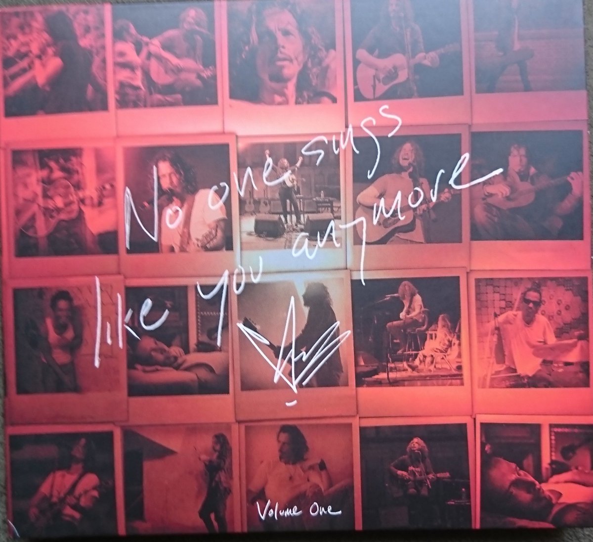 rsroestar's tweet photo. De fantastische hartverscheurende stem van #ChrisCornell in @nachtplaten met zijn album #NoOneSingsLikeYouAnymore. 😎🎸. #StayWithMeBaby T https://t.co/8LW4ngJJ5g