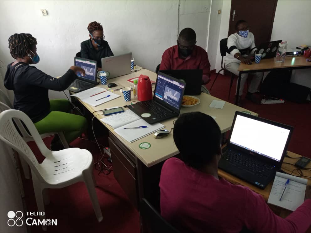 PaeEssamba's tweet photo. Le Digital cet outil incontournable. L'équipe de coordination du #PAEESSAMBA se met à jour en suivant une formation de niveau international sur "Social Media Management et Web Master" #SocialMedia @KetWandji @FeliciteeMarie @SamuelHerv3 @DieudonneChefor @PaeEssamba https://t.co/GR5iODBKxl