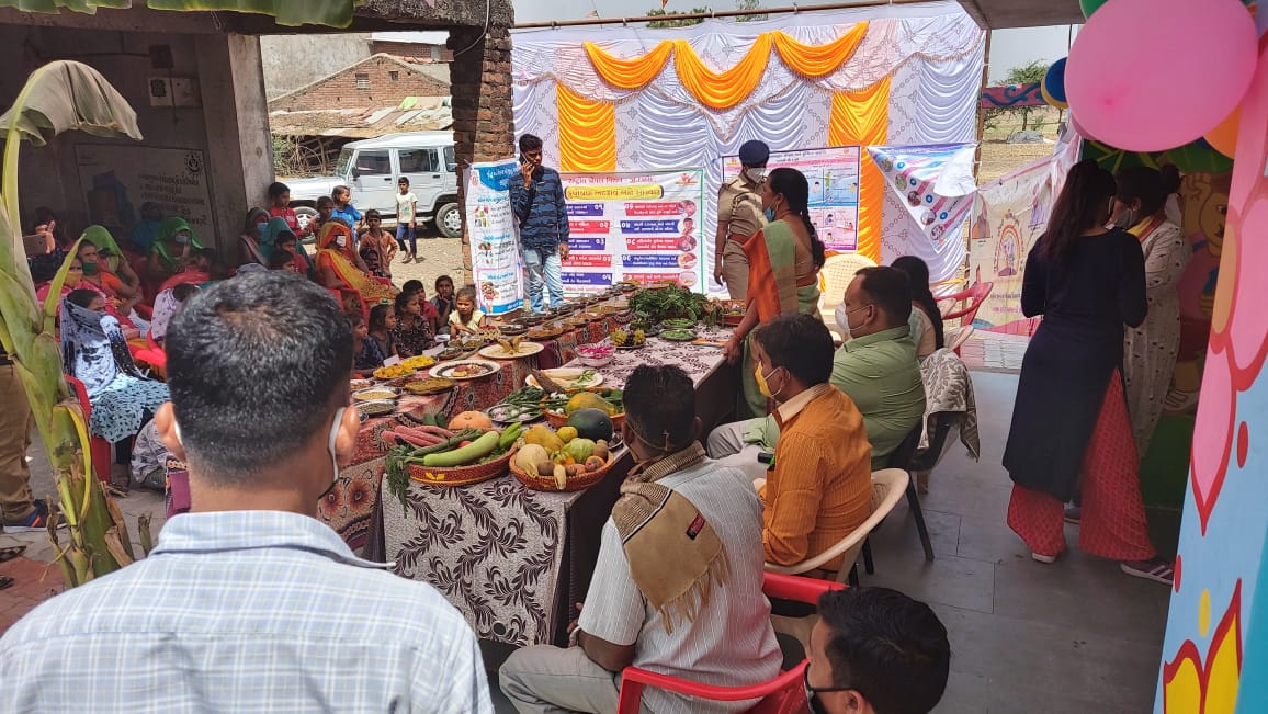 drneeraj1986's tweet photo. Demonstration of recipees prepared from local available food  and its importance.
# Poshan Pakhwada 2021 in presence of PRI Member  at AWC chapri Aspirational dist Dahod.
@DahodMahiti
@CollectorDahod 
@RachitRaj_IAS @SecWCDGujarat @MinistryWCD @WCDGujarat @kasharma2010 https://t.co/z1OallJxRn