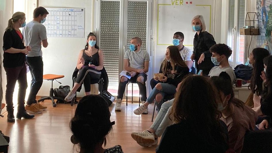 AfevFrance's tweet photo. Ce matin, l’asso @LGBT66 sensibilisait 20 volontaires @AfevPerpignan aux #discriminations et à la haine anti-LGBT+. Ils/elles sauront désormais réagir face aux éventuels propos discriminants dans les collèges où ils/elles interviennent #TousUnisContreLaHaine 🙌 https://t.co/Jw0iuDbXaH