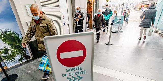 #België gaat weer verder op slot door stijgende #ziekenhuisopnames en #coronabesmettingen. De niet-noodzakelijke #winkels mogen alleen open op #afspraak en niet-medische #contactberoepen moeten dicht. Het lager en voortgezet #onderwijs gaat een week eerder met #Paasvakantie.