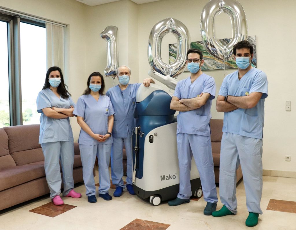 achpmadrid's tweet photo. La @ClinicaCEMTRO ha realizado 100 cirugías de prótesis de #rodilla en solo cuatro meses, desde que comenzaron a utilizar la tecnología Mako SmartRobotics https://t.co/WxaC5ehKj1 https://t.co/KLIF3AaKCO