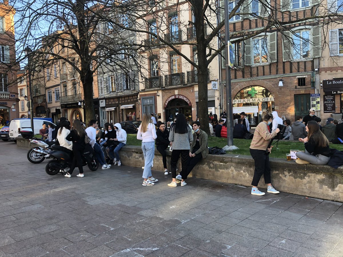cesifoti's tweet photo. One thing I’ve noticed since I moved to Toulouse, is that I use social media way less. But I am not alone. Look at these pictures I took near my house. How many phones do you see? My hypothesis is that the virtual space may be a substitute for bad urban spaces, not good ones. https://t.co/dU85tpgtrv