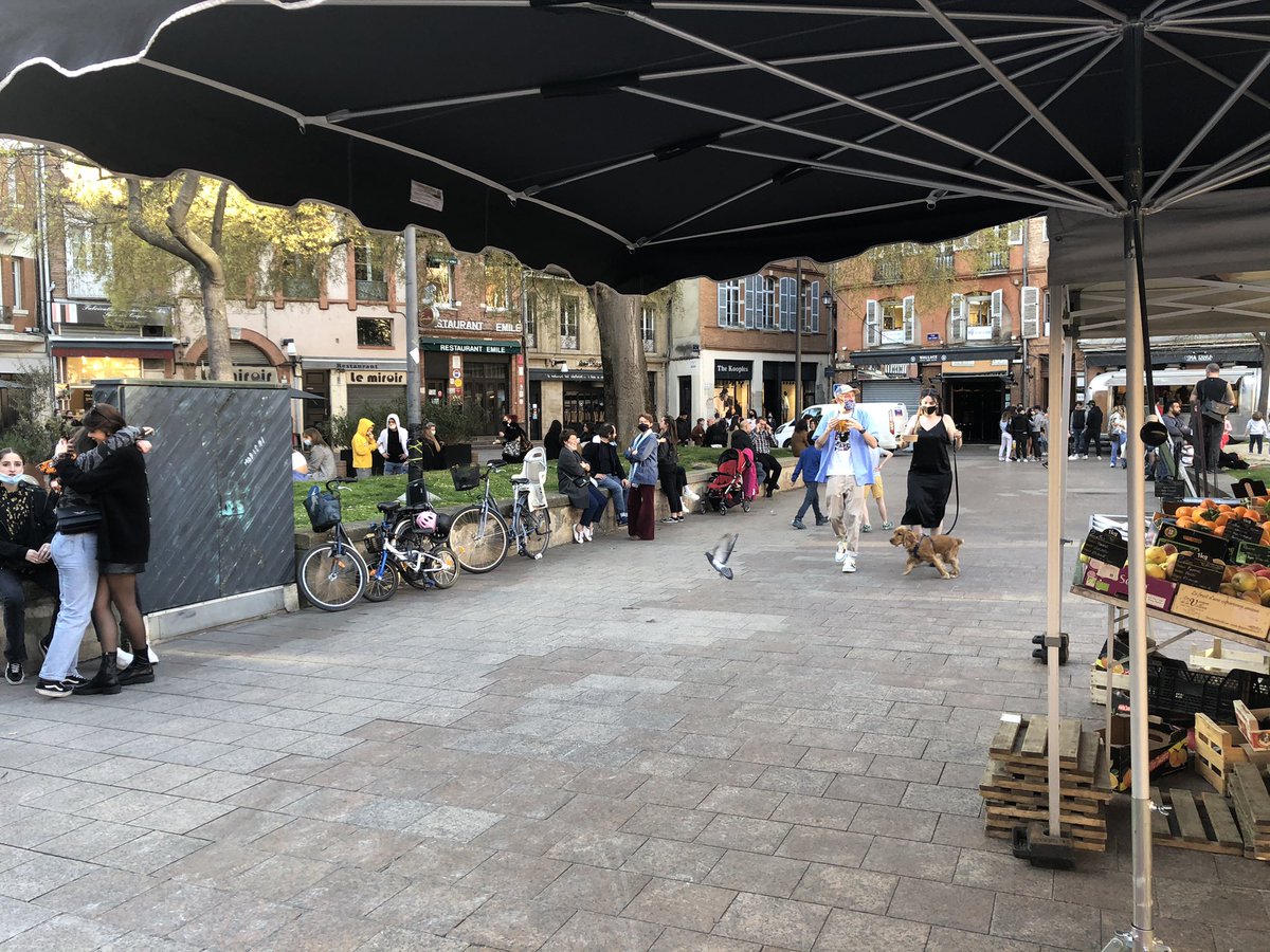 One thing I’ve noticed since I moved to Toulouse, is that I use social media way less. But I am not alone. Look at these pictures I took near my house. How many phones do you see? My hypothesis is that the virtual space may be a substitute for bad urban spaces, not good ones.