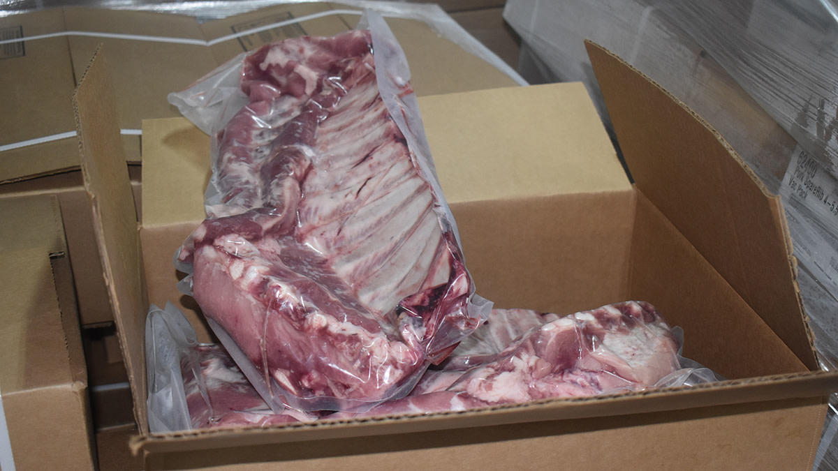 NDFoodBank's tweet photo. We received an amazing donation earlier today of 35,000 pounds of frozen pork ribs from our friends at North Dakota Farmers Union! Thank you for your work in the fight to end hunger. #greatplainsfoodbank #HeartsSolveHunger #NDFU. https://t.co/qG4igCIPgl