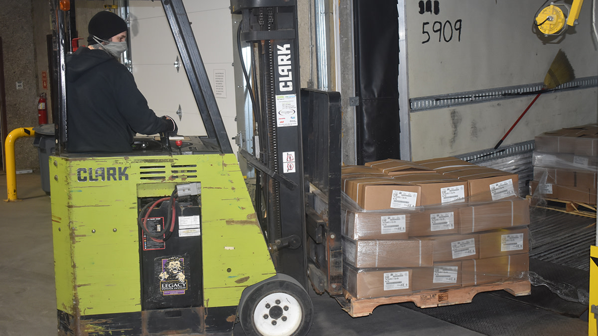 NDFoodBank's tweet photo. We received an amazing donation earlier today of 35,000 pounds of frozen pork ribs from our friends at North Dakota Farmers Union! Thank you for your work in the fight to end hunger. #greatplainsfoodbank #HeartsSolveHunger #NDFU. https://t.co/qG4igCIPgl