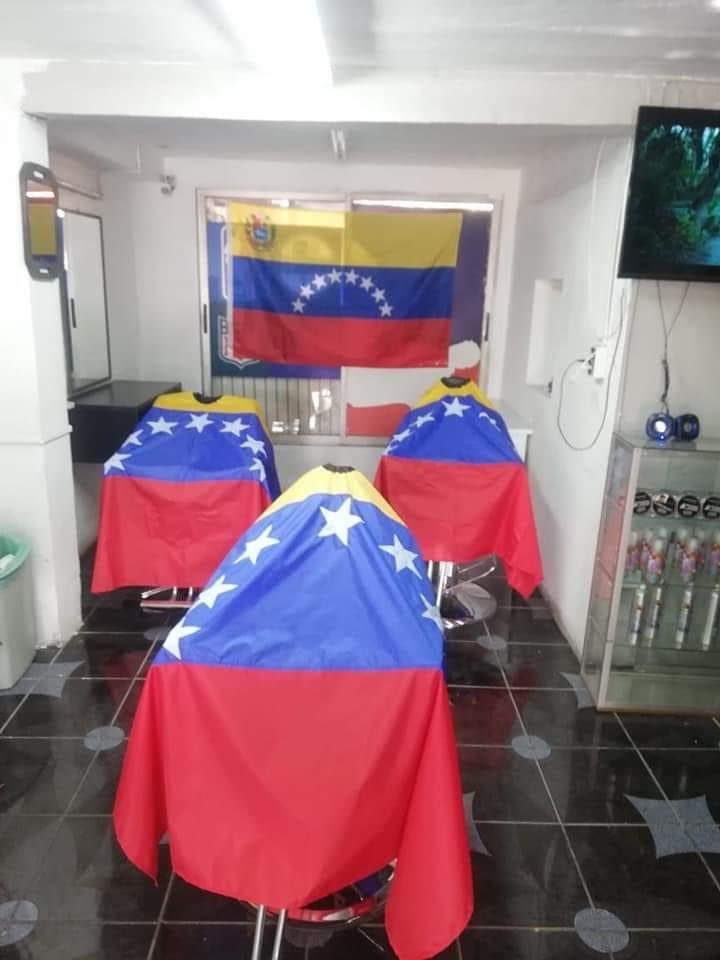 penduloVe's tweet image. Parece un velorio militar  esta barbería