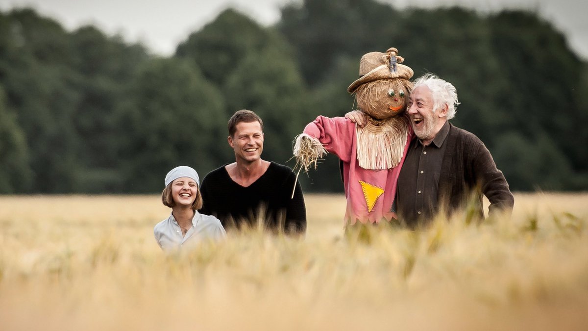 TilSchweiger's tweet photo. *Werbung | HONIG IM KOPF ist für den "Publikumsfilm des Jahrzehnts" des Bayerischen Filmpreises nominiert!!! 🙌🏼 ❤️ 
Jetzt voten: https://t.co/ZlTdQERJjd 😇

#warnerbrosde #honigimkopf #bayerischerfilmpreis https://t.co/hpuQ3AoOlG