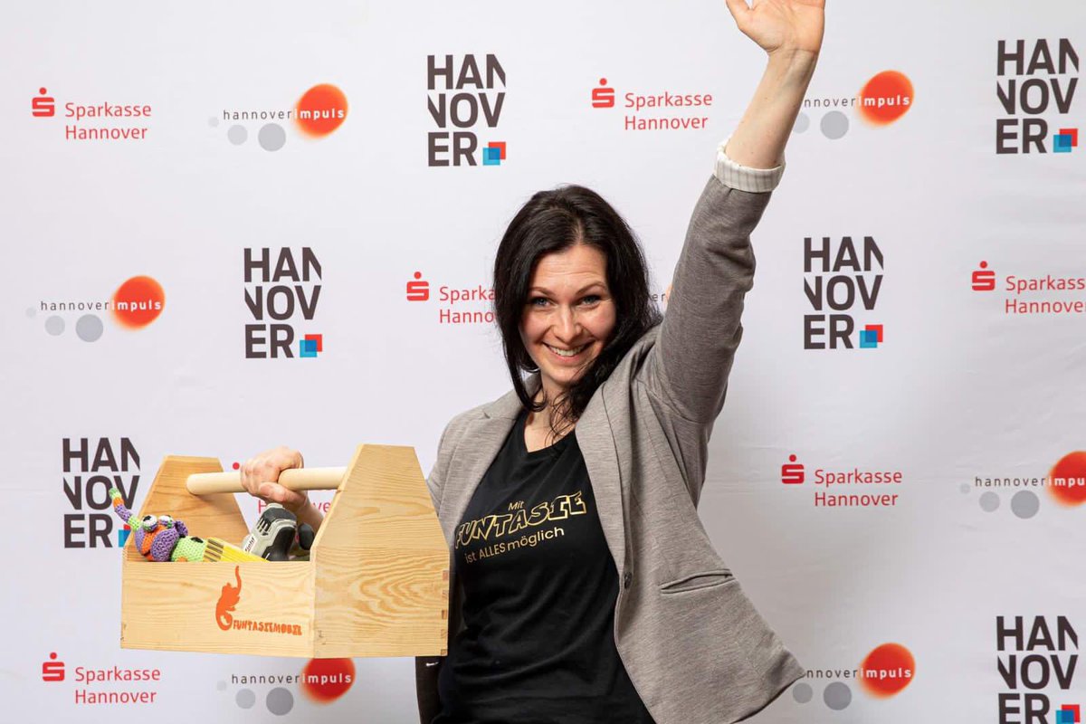 hannoverimpuls's tweet photo. Im „Solo-Start“ vergeben wir dieses Jahr zwei 2. Plätze. Der 1. geht an Sandy Jäger u ihr FUNTASIEMOBIL. Ein zur Werkstatt umgebauter Bauwagen, der zu jeder Location bzw für individuelles Kinderentertainment zu Interessierten nach Hause kommt. Sie erhält 2000€ #startupimpuls https://t.co/pMsRxqribp