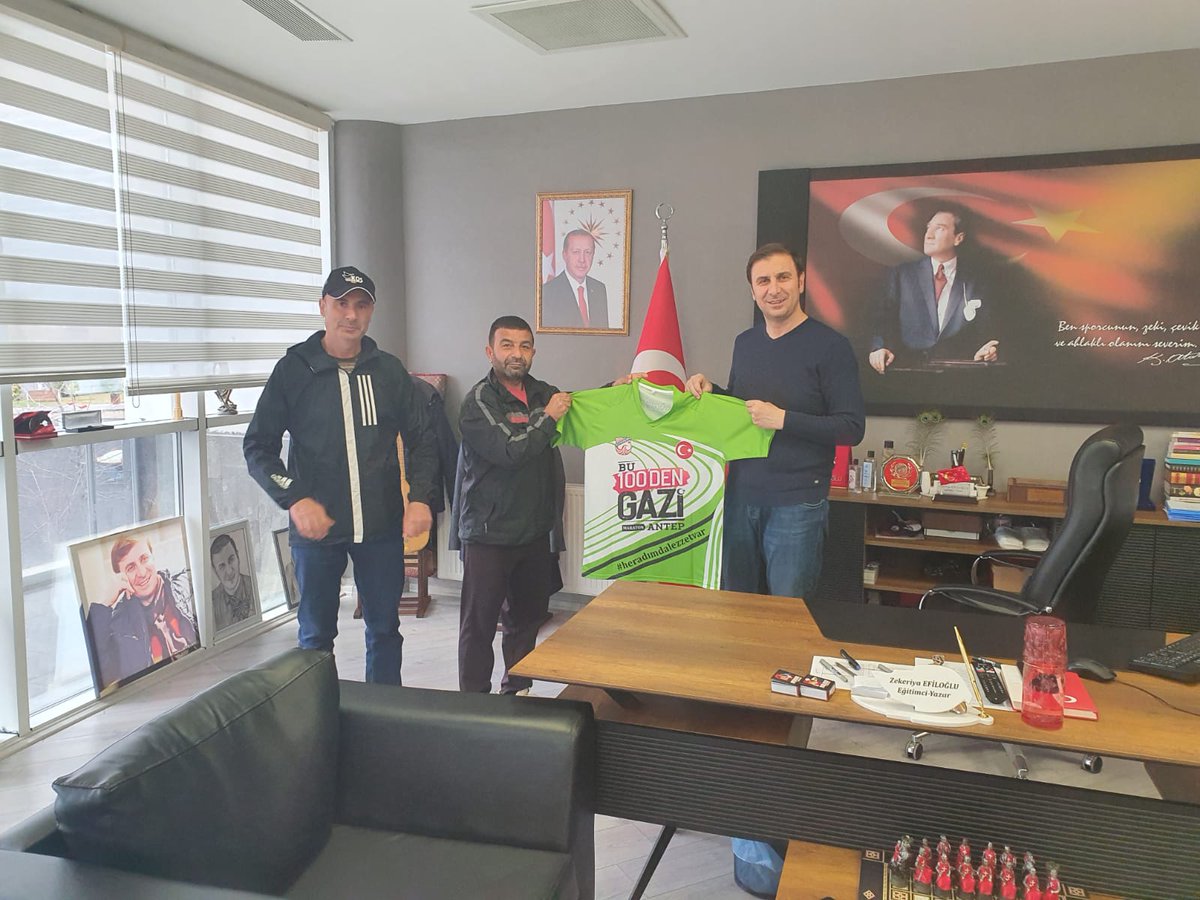 GbbGenclikSpor's tweet photo. Gaziantep Atletizm Kulübü yetkilileri Genclik Hizmetleri ve Spor Daire Başkanı @Z_Efiloglu'nu ziyaret ederek, spora olan desteklerinden dolayı teşekkür ederek plaket takdiminde bulundu. 

Nazik ziyaretlerinden dolayı Gaziantep Atletizm Kulübü’ne teşekkür ederiz🙏 https://t.co/eLzlOBxNzc