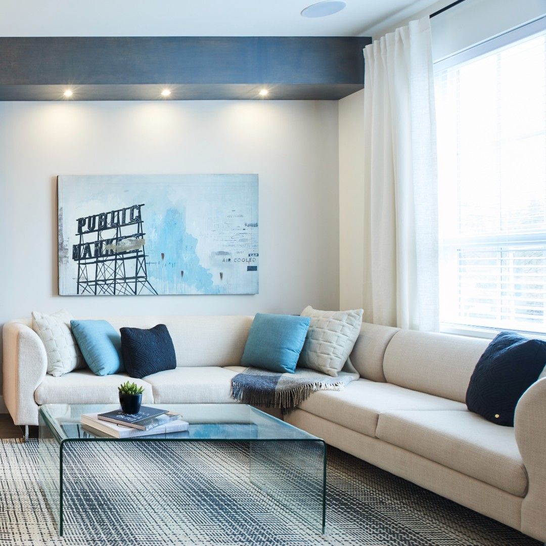 InfinityHomeGrp's tweet image. Throw pillows are a fun way to give your couch some personality!  They also help to tie in color accents within the room, often drawing on the colors in drapes, walls, artwork, or area rugs. #throwpillows #livingroom #livingroomdecor #sectionalsofa #heritage #infinityproperties