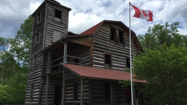 CBCTBay's tweet photo. Historic White Otter Castle to undergo restoration this summer after Northern Ontario Heritage Fund kicks in $50K. Jimmy McOuat built the impressive log home, by hand, on White Otter Lake, b/n Ignace &amp; Atikokan in 1903 - 1915.  @nohfc ⁦@OntarioParks⁩
https://t.co/NHgoPhXGHd https://t.co/px4C0o6TI4