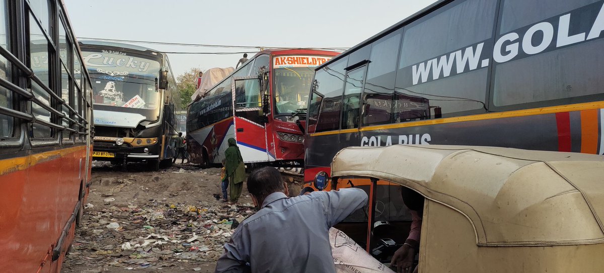 Satyakaam_'s tweet photo. @LtGovDelhi @ArvindKejriwal @kgahlot @TransportDelhi @CPCB_OFFICIAL @nby 
#कश्मीरी_गेट #नगर_बस_सेवा_टर्मिनल
स्टैंड फीस के नाम पर हर बस चक्कर में 148₹ लिए जाते हर बस से #ना_साफ_सफाई होती है  ना #पीने का पानी हर तरफ #गंदगी #धूल_मिट्टी #DTIDC पैसे वसूलता है 2017 से क्यों पता नही?? https://t.co/YKNanEN2zX