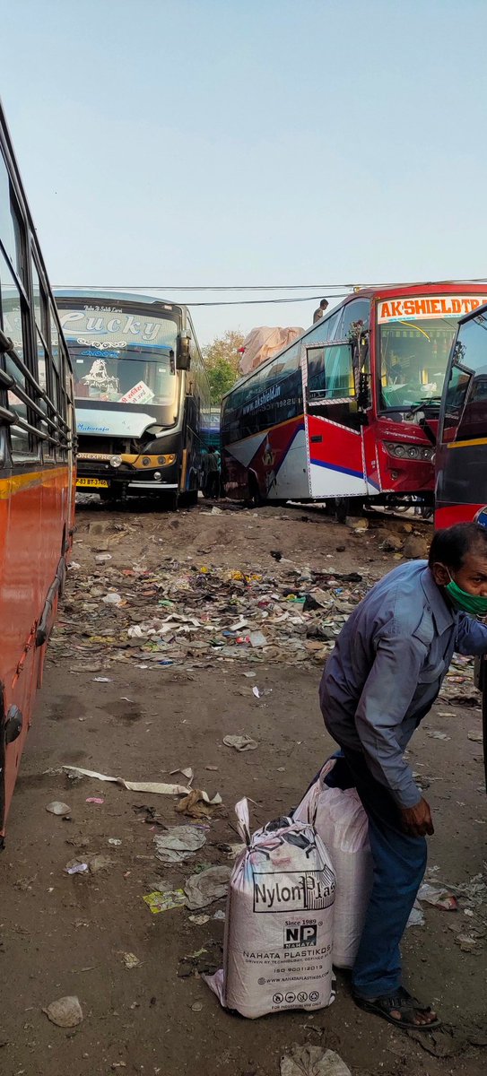 Satyakaam_'s tweet photo. @LtGovDelhi @ArvindKejriwal @kgahlot @TransportDelhi @CPCB_OFFICIAL @nby 
#कश्मीरी_गेट #नगर_बस_सेवा_टर्मिनल
स्टैंड फीस के नाम पर हर बस चक्कर में 148₹ लिए जाते हर बस से #ना_साफ_सफाई होती है  ना #पीने का पानी हर तरफ #गंदगी #धूल_मिट्टी #DTIDC पैसे वसूलता है 2017 से क्यों पता नही?? https://t.co/YKNanEN2zX
