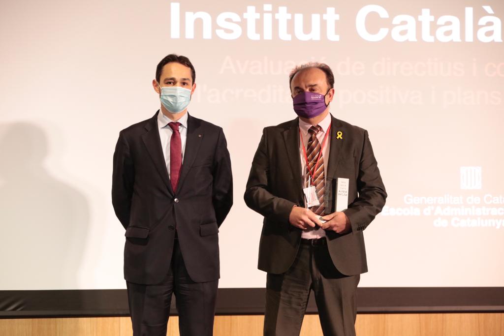 eapccat's tweet photo. 🏆 El primer premi de la categoria 3 és per l’@icscat i el projecte ‘Avaluació de #directius i #comandaments per a l’acreditació positiva i plans de desenvolupament’, sistema que avalua #AltsCàrrecs de l’Institut Català de la #Salut 👏👏
#PremisAlfonsOrtuño20
#DireccióPública https://t.co/MMeaF2MOiS