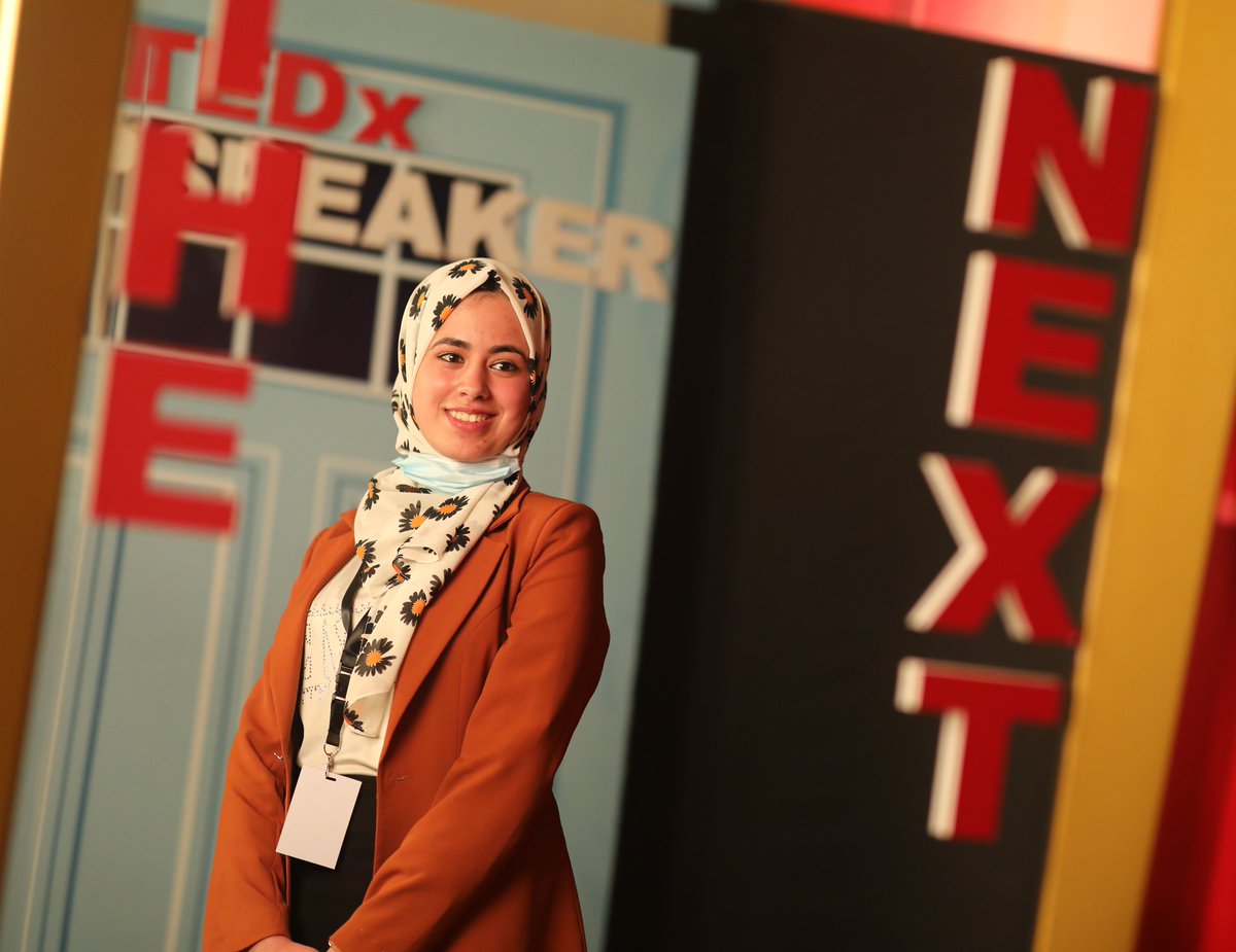 TEDxRemal's tweet photo. في إحدى زوايا حدث تيديكس رمال تقف مرآة أمام المشاركين ومن خلالها يمكنهم التقاط صورة تذكارية.. ولكن ليس هذا الهدف فقط! نهدف في هذا الحدث الى إلهام المشاركين وايصال رسالةً لهم؛  آن دورك لتكون المتحدث المُلهم في حدث تيديكس الى العالم! 🎯

#TEDxRemal
#PaintingPaths https://t.co/Zk7UcWSDSB