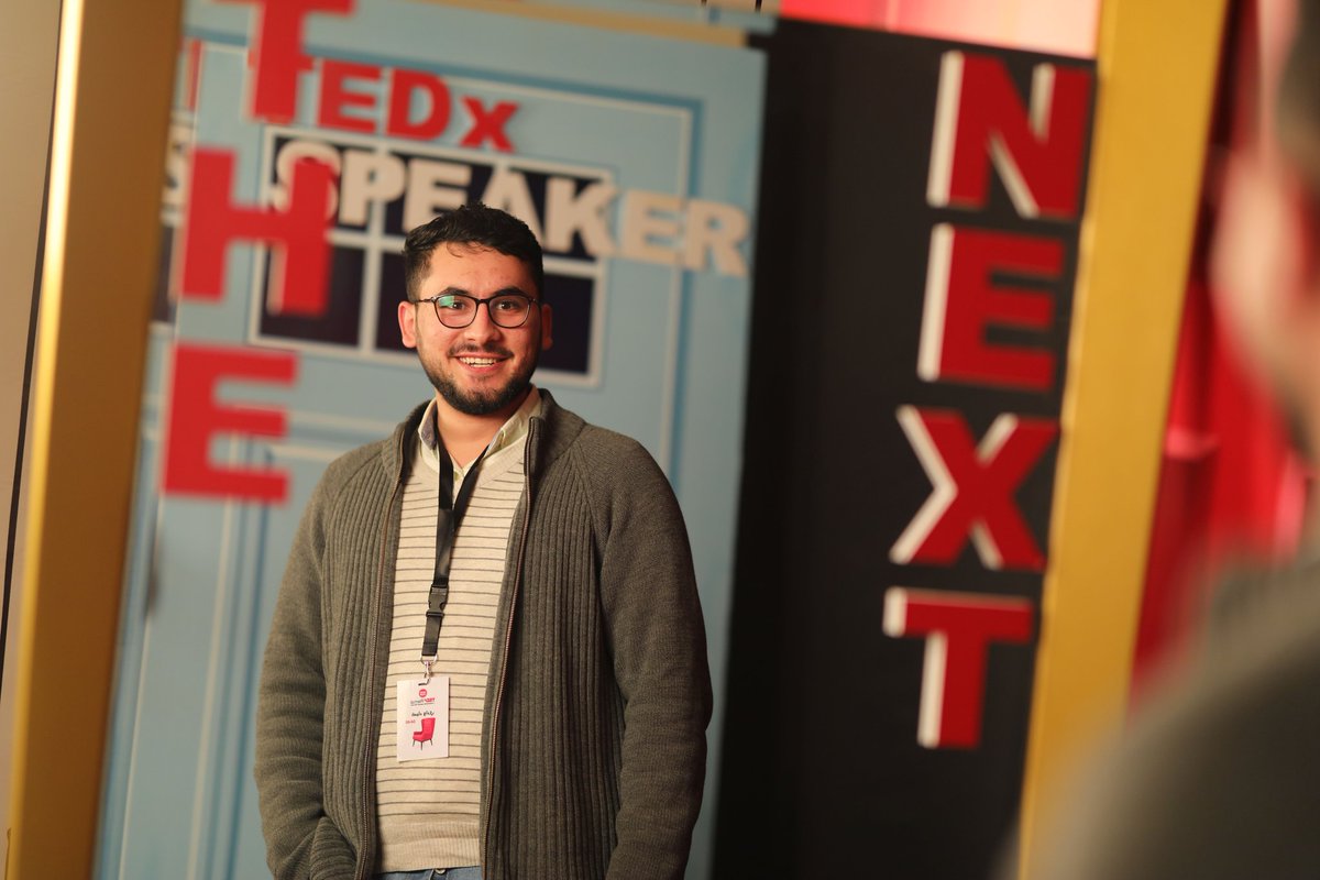 TEDxRemal's tweet photo. في إحدى زوايا حدث تيديكس رمال تقف مرآة أمام المشاركين ومن خلالها يمكنهم التقاط صورة تذكارية.. ولكن ليس هذا الهدف فقط! نهدف في هذا الحدث الى إلهام المشاركين وايصال رسالةً لهم؛  آن دورك لتكون المتحدث المُلهم في حدث تيديكس الى العالم! 🎯

#TEDxRemal
#PaintingPaths https://t.co/Zk7UcWSDSB
