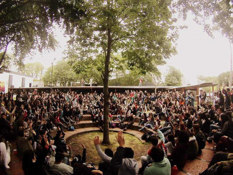 alejandrocsome's tweet photo. "El Espiral", FAU-UNLP, 94-95, La Plata.  De Saravi, Garcia, Delpino.

Se buscaba juntar a las nuevas generaciones sobre esa espiral del horror, aspirando a un futuro, un objetivo, lleno y centrado en la vida. https://t.co/TuHSuwJVI6