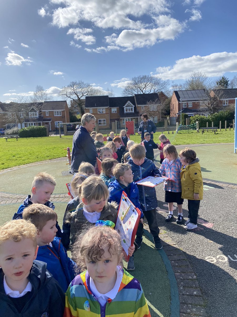 KandinskyEllis's tweet photo. We had the best Welly Wednesday today! We went on a Spring hunt and decided it would be better to do this on a walk to the park 🥳 🌳 it was so lovely to play together in a different space and spot the signs of spring 😊 https://t.co/ulWycHv2xu