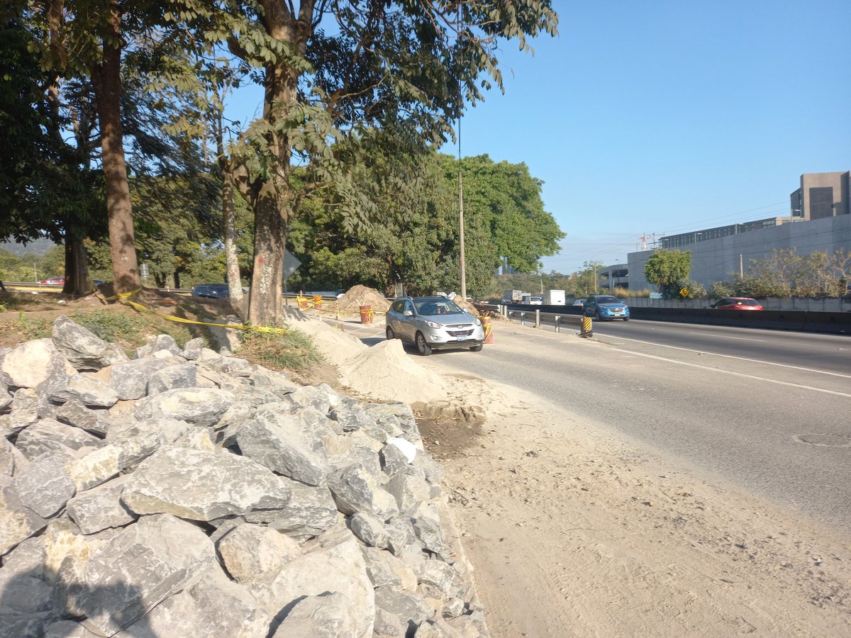 elsalvadorenno's tweet photo. Asi avanza el canal de desagüe que construye el Ministerio de @ObrasPublicasSV en incorporación hacia carretera los chorros, con sentido a Santa Tecla.

Anteriormente habían constantes inundaciones y era un problema tanto para los conductores como para los peatones de la zona. https://t.co/piT0miTAgN