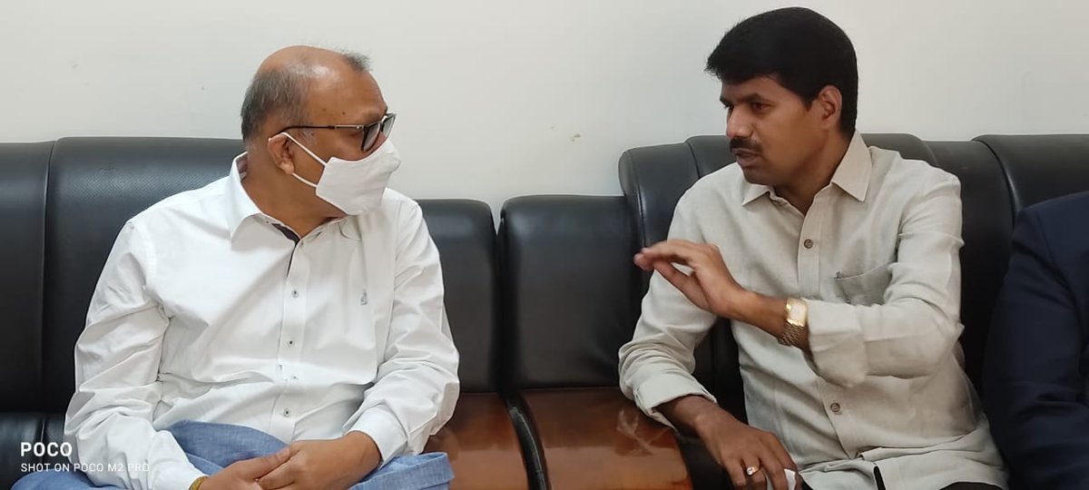 GswsMedia's tweet photo. ఈరోజు గౌరవ చీఫ్ సెక్రెటరీ శ్రీ ఆదిత్యా నాధ్ దాస్ గారిని కలిసిన #SEA అధ్యక్షులు మరియు,#APGEF రాష్ట్ర అధ్యక్షులు శ్రీ కె.వెంకట్రామిరెడ్డి గారు వివిధ సమస్యలు ప్రస్తావించారు.ఆ యొక్క
సమస్యలను సానుకూలంగా విని పరిష్కారానికి సుముకుత వ్యక్తం చేసిన సి.యస్ గారు. https://t.co/ZyHjpHCiQB