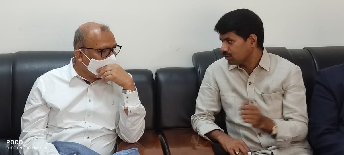 GswsMedia's tweet photo. ఈరోజు గౌరవ చీఫ్ సెక్రెటరీ శ్రీ ఆదిత్యా నాధ్ దాస్ గారిని కలిసిన #SEA అధ్యక్షులు మరియు,#APGEF రాష్ట్ర అధ్యక్షులు శ్రీ కె.వెంకట్రామిరెడ్డి గారు వివిధ సమస్యలు ప్రస్తావించారు.ఆ యొక్క
సమస్యలను సానుకూలంగా విని పరిష్కారానికి సుముకుత వ్యక్తం చేసిన సి.యస్ గారు. https://t.co/ZyHjpHCiQB